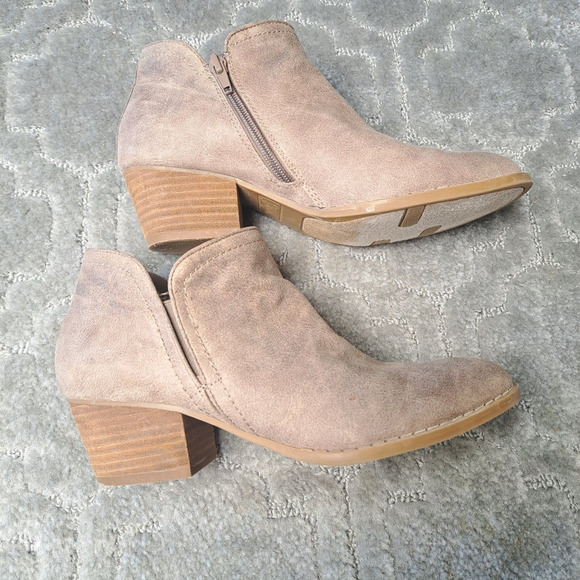 FERGIE BIANCA BOOTIE ANKLE BOOTS WOMENS SIZE 7M DISTRESSED LOW HEEL SIDE ZIP - Picture 3 of 10